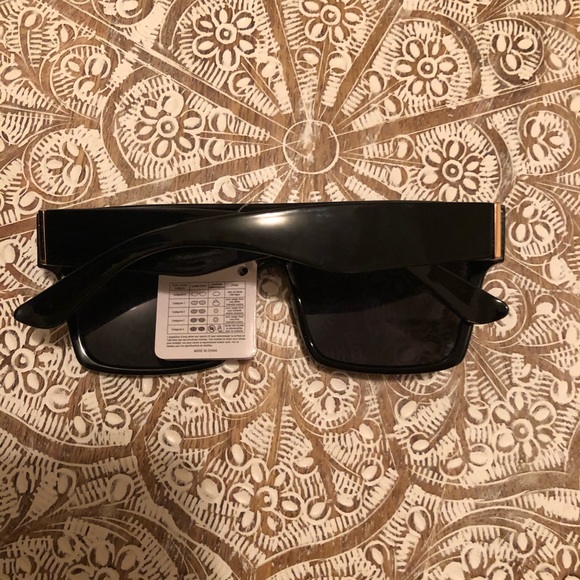 NWT Black & Gold Trendy Statement Sunglasses - Picture 2 of 8